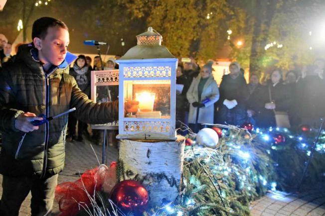 Na Trgu bana Šokčevića zapaljena prva adventska svijeća