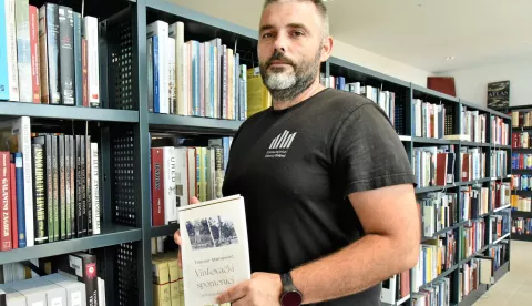 slavonija...vinkovci...17.07.2024.tihomir marojevic sa svojom novom knjigom "vinkovacki spomenici: povijest i bastina";foto Gordan Panić