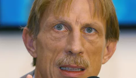 Soccer coach Christoph Daum addresses journalists during a news conference at the St.Elisabeth hospital in Cologne in this November 11, 2006 file photo. Germany's biggest tabloid newspaper Bild reported on November 19, 2006 that Daum had signed a four-year contract with Cologne after he turned down the job offer due to health reasons one week ago. REUTERS/Thomas Bohlen/Files  (GERMANY)