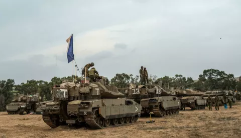 09 November 2023, Israel, Sderot: Israeli soldiers work on a tank at the Israel-Gaza border. Fighting between Israeli soldiers and Islamist Hamas militants continues in the border area with Gaza. Photo: Ilia Yefimovich/dpa Photo: ILIA YEFIMOVICH/DPA
