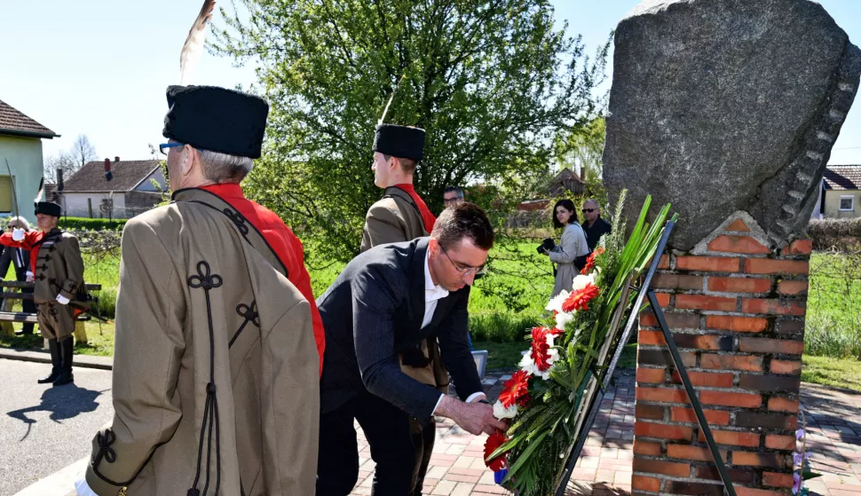 slavonija...vinkovci...13.04.2022.spomenik kod tzv. kumanova ciglane; polaganjem vijenaca i paljenjem svijeca predstavnici udruge hrvatskih branitelja - dragovoljaca domovinskog rata vinkovci slavija odali pocast vinkovcanima ubijenima 1945. godine nakon ulaska partizana u grad;foto Gordan Panić