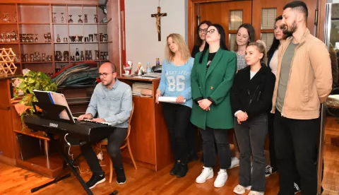 mozaik...vinkovci...14.04.2022. dom za starije i nemocne osobe "sveta rita"; u sklopu obiljezavanja blagdana uskrsa zbor zupe bezgresno srce marijino iz mjesnog odbora novo selo, "fra vjekoslav micuda'' odrzao prigodni koncert; foto Gordan Panić