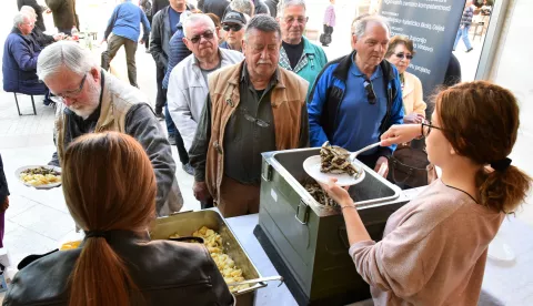 slavonija...vinkovci...15.04.2022.pjesacka zona; tradicionalna podjela posnog obroka u organizaciji nezavisnog sindikata dzzp-a i grada vinkovci, zajedno s trgovackim drustvima s podrucja grada; vise od 1.000 obroka ribe i krumpir salate pripremili i podjelili gradjanima ucenici srednje strukovne skole vinkovci; foto Gordan Panić