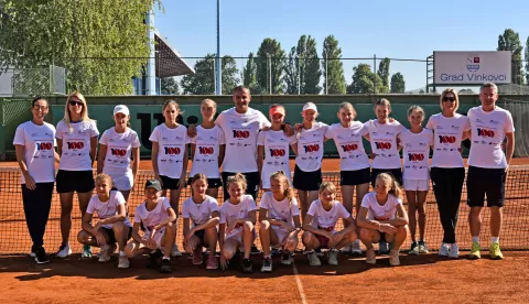 sport...vinkovci...14.07.2022.tenis klub vinkovci; odrzava se medjunarodni teniski summer camp za djevojcice do 12 godina, koji je okupio pet drzava;foto Gordan Panić