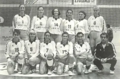 Vanja (dolje, četvrta slijeva) dok je igrala odbojku