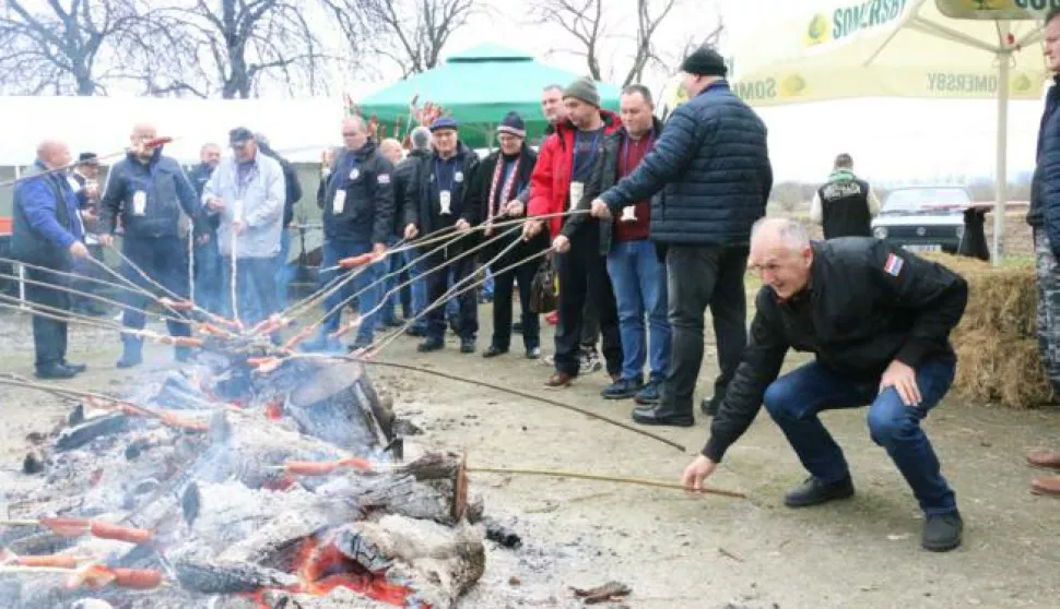 Najlješe je uz vatru i kobasicu i slaninu na ražnju