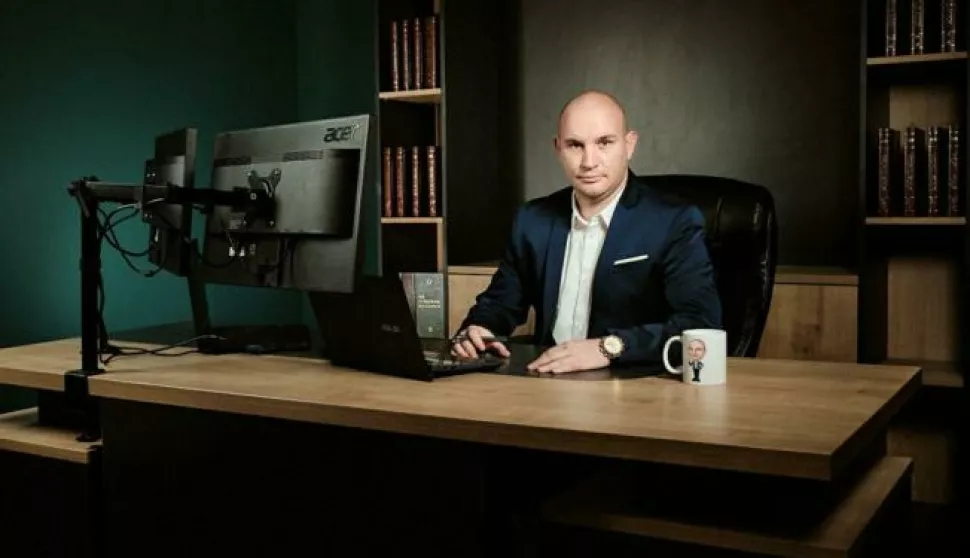 LUKA KOBEŠČAK U ZAGREBAČKOM UREDU...