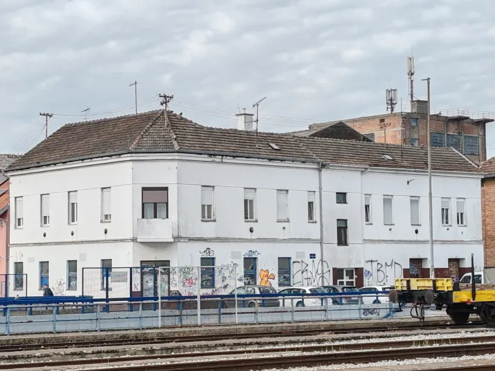 Stanovi za radnike i činovnike čiju je gradnju financirao tvorničar Josip PovischilGrgur Vremeplovacsvibanj 2024.Snimio: Grgur Marko Ivanković