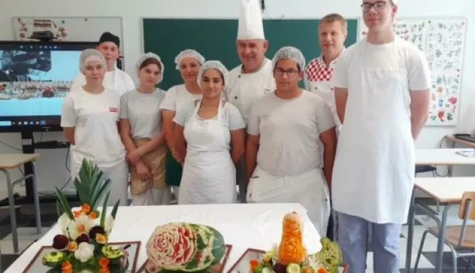 Dražen Šafar pitomačkim učenicima-kuharima