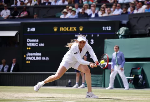epa11472274 Donna Vekic of Croatia in action against Jasmine Paolini of Italy during their Women's Singles semi final match at the Wimbledon Championships, Wimbledon, Britain, 11 July 2024. EPA/TOLGA AKMEN EDITORIAL USE ONLY