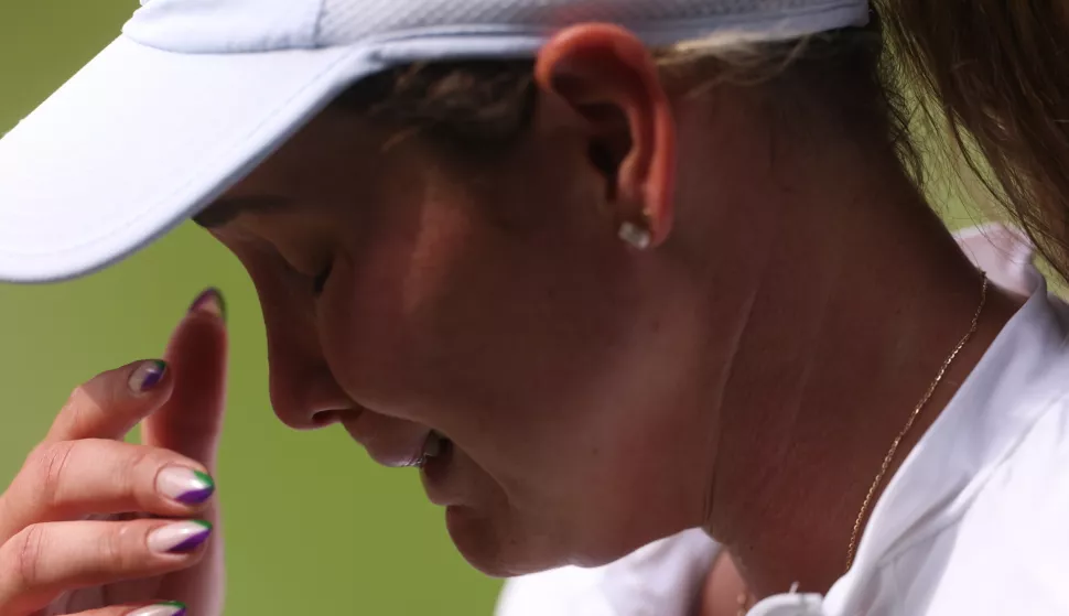 epa11472462 Donna Vekic of Croatia in action against Jasmine Paolini of Italy during their Women's Singles semi final match at the Wimbledon Championships, Wimbledon, Britain, 11 July 2024. EPA/NEIL HALL EDITORIAL USE ONLY