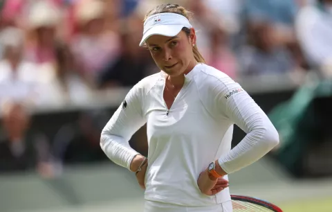 epa11472530 Donna Vekic of Croatia in action against Jasmine Paolini of Italy during their Women's Singles semi final match at the Wimbledon Championships, Wimbledon, Britain, 11 July 2024. EPA/NEIL HALL EDITORIAL USE ONLY