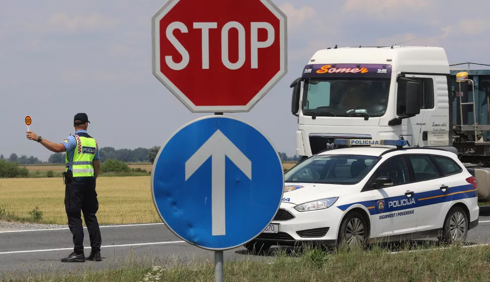OSIJEK, 25. 06. 2020, ZAPADNA OBILAZNICA PREMA DARDI. PROMETNA NESREĆA, SLIJETANJE S CESTE, OSOBNI AUTOMOBIL. OČEVID, POLICIJA, KORONA VIRUS, COVID-19.snimio GOJKO MITIĆ
