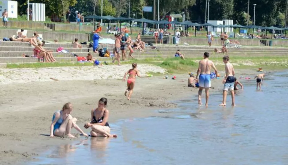 osijek, 22 kolovoz 2020, 13,00 sati, koronavirus, covid 19, kupaliљte, plaћa, kopika, kopakabana, kupaиi, drava, rijeka, novinar ivana solarsnimio zdenko puљiж