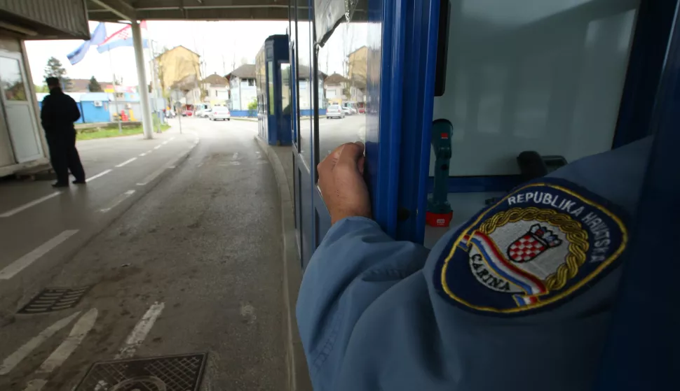 17.04.2015., Hrvatska Kostajnica - Granicni prijelaz u Hrvatskoj Kostajnici. Zbog nedostatka zemljista na bosanskohercegovackoj strani granice, policija i carinska sluzba BiH smjesteni su na hrvatskom teritoriju. Kako su cijene benzina, kucnih potrepstina te hrane osjetno nize u Bosanskoj Kostajnici, veliki broj gradjana iz Hrvatske Kostajnice, Siska i Petrinje odlazi u dnevnu nabavu i kupnju na bosansku stranu. Najvise se kupuju cigarete, te alkoholna pica, pivo a nemali broj gradjana kupuje i kruh cija je cijena oko 3 kune. Gajba piva krece se izmedju sezdeset i osamdeset kuna, a kako navode mjestani i ono malo mladih koje je ostalo na hrvatskoj strani svoje vecernje izlaske provode na bosankoj strani u njihovim klubovima i kaficima. "nPhoto: Robert Anic/PIXSELL"n