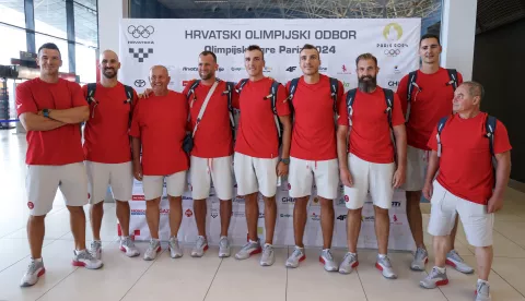 Velika Gorica, 20.07.2024 - Ispraćaj prve grupe sporta&scaron;a olimpijaca na Olimpijske igre u Parizu 2024 sa Međunarodne zračne luke Franjo Tuđman. Na slici Valent Sinković, Martin Sinković, Nikola Bralić, Damir Martin, Anton Lončarić, Patrik Lončarić, Toni Urlić, Srećko &Scaron;uk.foto HINA/ Damir SENČAR/ ds