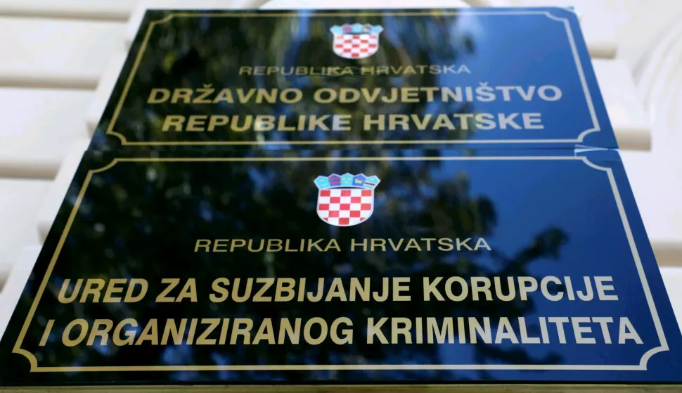 Zagreb, 26.09.2018. - Pripadnici USKOK-a u policijskom automobilu priveli su vozača ministra Tomislava Toluića, Blaa Curića u prostorije USKOK-a u Zagrebu. Bla Curić uhićen je zbog sumnji da je Franji Vargi dojavio da mu se sprema uhićenje zbog izrade lanih SMS poruka navodno za Zdravka Mamića, ali i biveg predsjednika HDZ-a Tomislava Karamarka i potpredsjednika te stranke Milijana Brkića. Na fotografiji ploče s natpisom DORH i USKOK. foto HINA/ Lana SLIVAR DOMINIĆ/ lsd