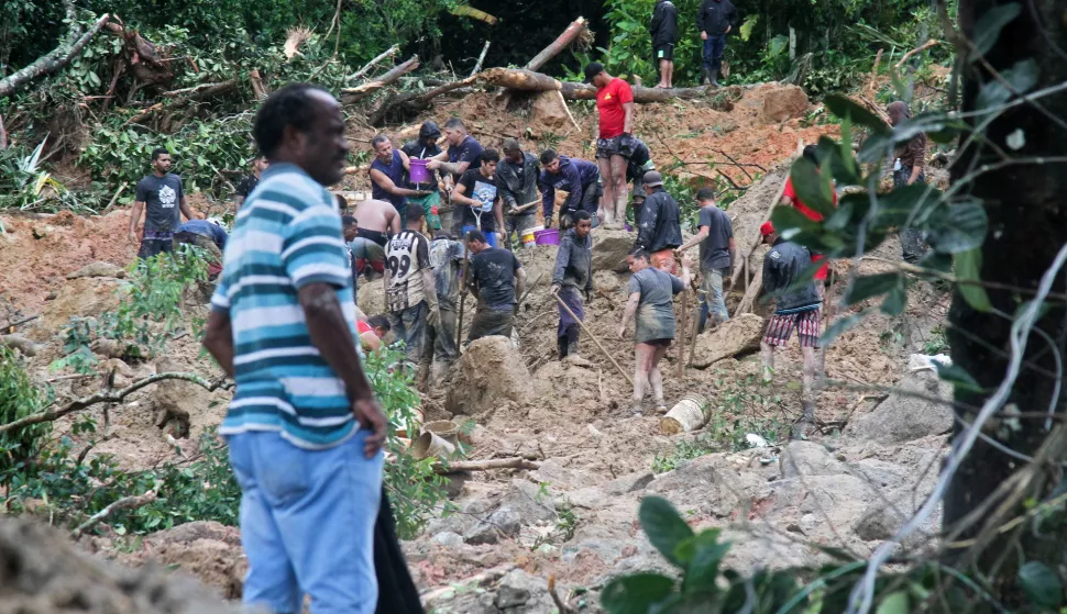 epa08268090 Authorities work in the search and rescue of victims after a landslide at 'Morro do Macaco Molhado', in Guaruja, Brazil, 03 March 2020. At least thirteen people, including a fireman and a baby, died, while another 45 are missing on the coast of the state of Sao Paulo, the most populous in Brazil, due to heavy rains that hit the region since Monday afternoon. EPA/FERNANDA LUZ