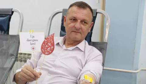 Osijek, 26. 07. 2024, Prostorije GČ Gornji grad, Trg Lava Mirskog 1. S obzirom na smanjen količine zaliha krvi tjekom ljetnih mjeseci djelatnici i dužnosnici OBŽ na čelu s Matom Lukićem, obna&scaron;ateljem dužnosti župana, darovali su krv. Dobrovoljno darivanje krvi je u suradnji s Gradskim dru&scaron;tvom Crenog križa Osijek i Zavodom za transfuzisku medicinu.snimio GOJKO MITIĆ