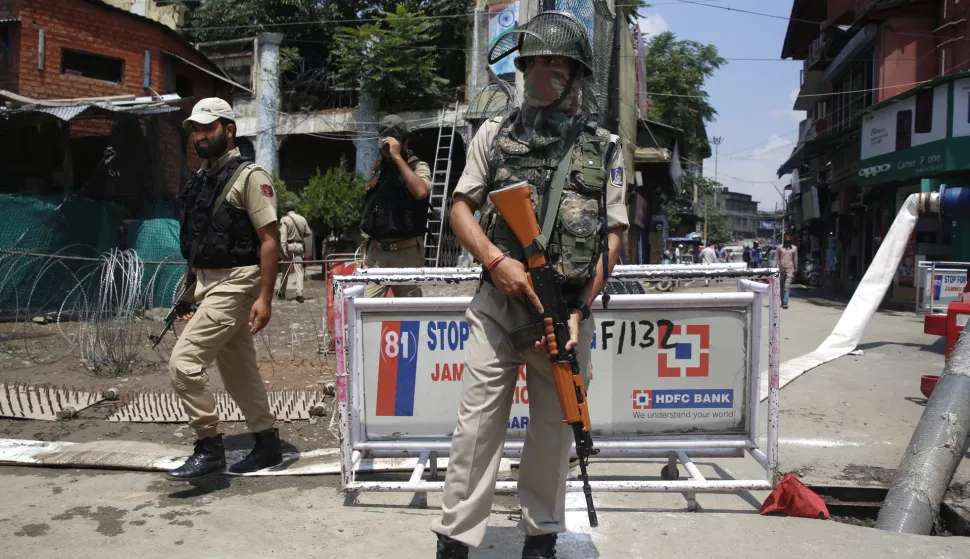 epa07753104 An Indian paramilitary soldier stands guard as policemen walk past in Srinagar, the summer capital of Indian Kashmir, 02 August 2019. According to local news reports over 280 companies of paramilitary forces are being deployed in the Kashmir valley. EPA/FAROOQ KHAN