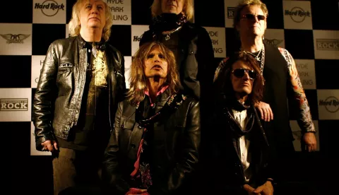 Steven Tyler (C) and band members from U.S. rock band Aerosmith pose for photographers at the Hard Rock Cafe in London February 19, 2007. Aerosmith will be performing their first UK concert in eight years in June.   REUTERS/Kieran Doherty  (BRITAIN)