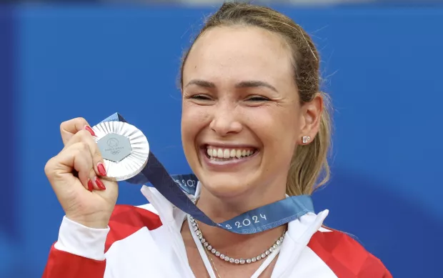 Pariz, 03.08.2024 - Najbolja hrvatska tenisačica Donna Vekić osvojila je srebrnu medalju na olimpijskom turniru u Roland Garrosu, gdje ju je u finalnom dvoboju pojedinačne konkurencije na pari&scaron;koj crvenoj zemlji pobijedila sedma igračica svijeta Zheng Qinwen sa 6-2, 6-3. foto HINA/ Damir SENČAR/ ds