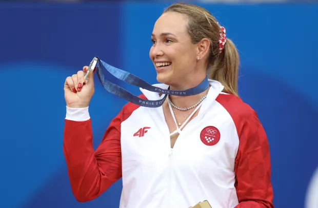 Pariz, 03.08.2024 - Najbolja hrvatska tenisačica Donna Vekić osvojila je srebrnu medalju na olimpijskom turniru u Roland Garrosu, gdje ju je u finalnom dvoboju pojedinačne konkurencije na pari&scaron;koj crvenoj zemlji pobijedila sedma igračica svijeta Zheng Qinwen sa 6-2, 6-3. foto HINA/ Damir SENČAR/ ds