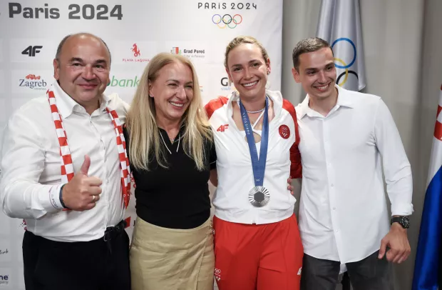 Pariz, 03.08.2024 - Doček Done Vekić u Hrvatkoj kući u Parizu nakon &scaron;to je u finalu teniskog turnira na Olimpijskim igrama Pariz 2024 osvojila srebrnu medalju. Na slici Donna Vekić sa obitelji, otac Igor, majka Brankica i brat Bruno.foto HINA/ Damir SENČAR/ ds