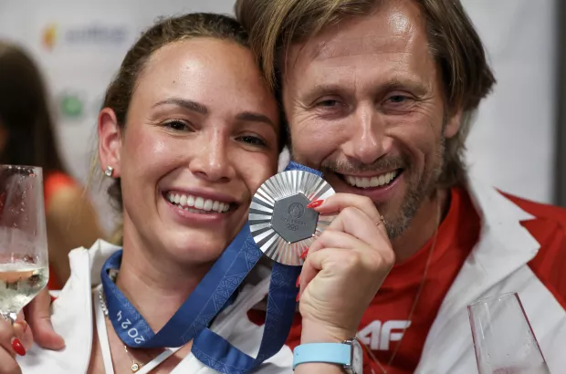 Pariz, 03.08.2024 - Doček Done Vekić u Hrvatkoj kući u Parizu nakon &scaron;to je u finalu teniskog turnira na Olimpijskim igrama Pariz 2024 osvojila srebrnu medalju. Na slici Donna Vekić i njen trener Nikola Horvat.foto HINA/ Damir SENČAR/ ds