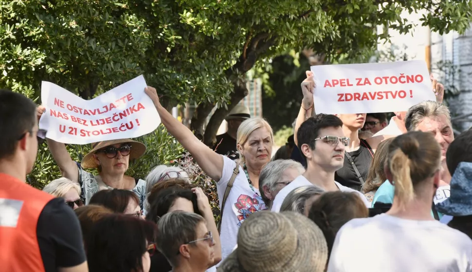 Krk, 07.08.2024 - Prosvjedni skup zdravstvenih radnika s otoka Krka zbog uru?avanja sustava pru?anja zdravstvene skrbi stanovnicima otoka te zbog sve te?ih uvjeta rada pru?atelja zdravstvene skrbi. foto HINA/ Miljenko KLEPAC/ ik