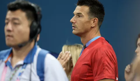 Pariz, 05.08.2024 - Hrvatski gimnastičar Tin Srbić ostao je bez medalje na Olimpijskim igrama u Parizu u ponedjeljak, dok je zlato u natjecanju na preči osvojio Japanac Oka Shinnosuke. Na slici Valent Sinković do&scaron;ao je podržati Tina Srbića.foto HINA/ Damir SENČAR/ ds