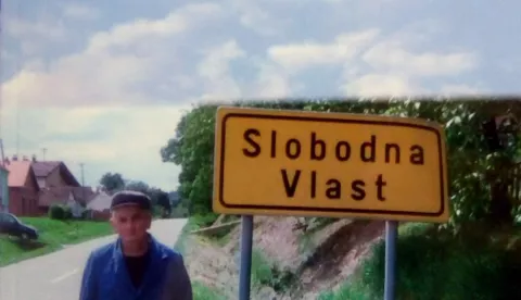 Đakovo, Autor knjižice Petar &Scaron;imić na ulazu u rodno selo, kolovoz 2019.