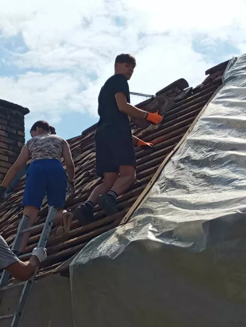 U sanaciji krovova pomagali su i učenici, Bo&scaron;njaci 2024.foto: Župa Bo&scaron;njaci