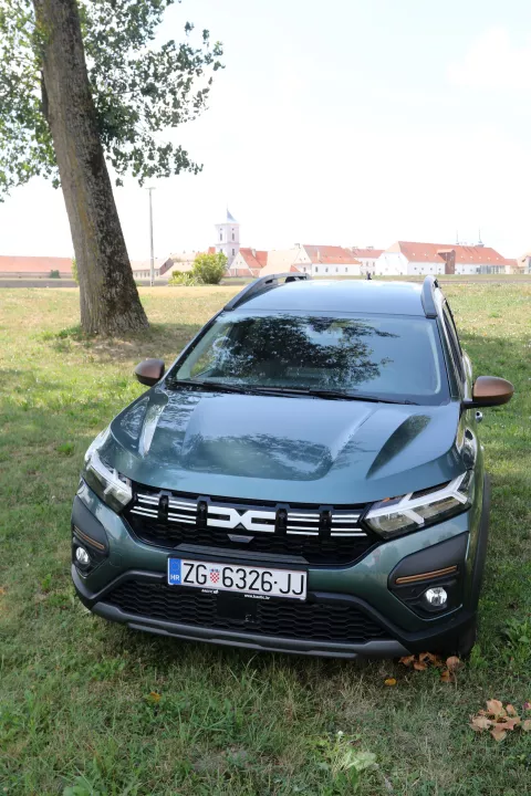 Osijek, 05. 08. 2024, Lijeva obala kod Katakombi, Dacia Jogger Hybrid, test, Auto Glas.snimio GOJKO MITIĆ