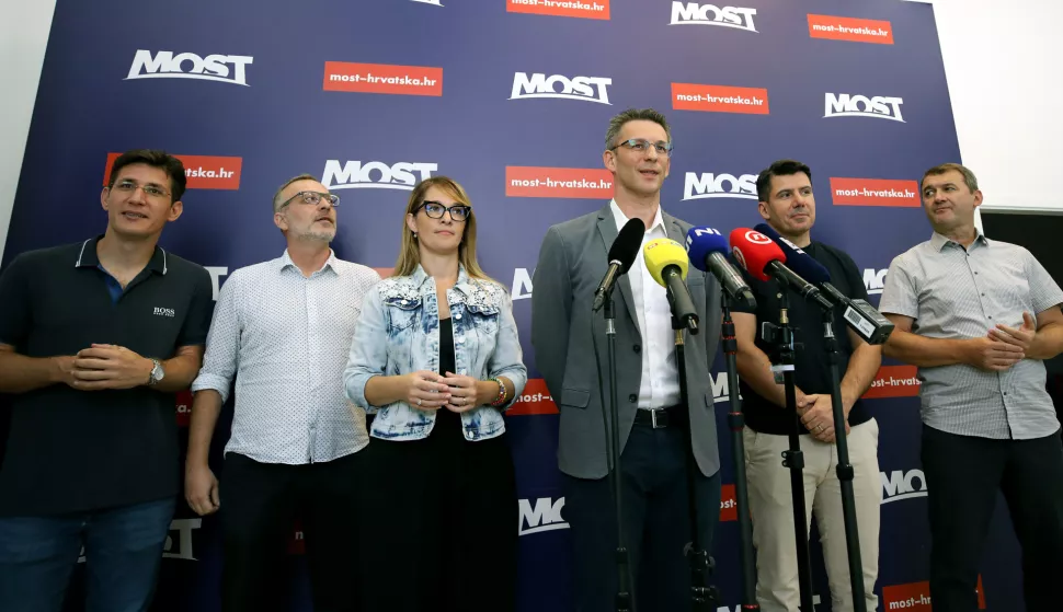 Zagreb, 20.08.2024. - Konferencija za medije Mosta. Na fotografiji Zvonimir Troskot, Marko Sladoljev, Petra Mandi?, Bo?o Petrov, Nikola Grmoja, Ivica Ledenko. foto HINA/ Lana SLIVAR DOMINI?/ lsd