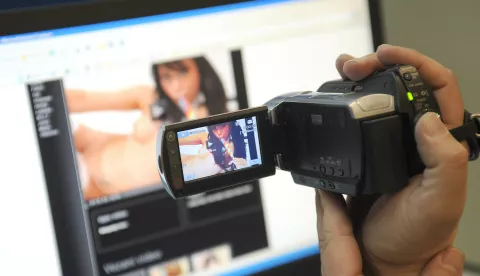 RIJEKA,25.02.2011.NOVOSTIILUSTRACIJA KAMERA, SEKS, PEDOFILIJA, RAČUNALO,SNIMANJE..SNIMIO SERGEJ DRECHSLER