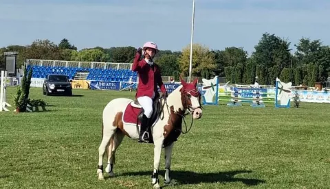 VINKOVCITia Lovrić, članica Konjičkog kluba Satir iz Vinkovaca, sa svojim ponijem Silver Starom natjecala se u Osijeku na Prvenstvu Hrvatske za sve kategorije u preponskom jahanju, u kategoriji pony jahači i osvojila titulu prvaka Hrvatske.kolovoz 2024.
