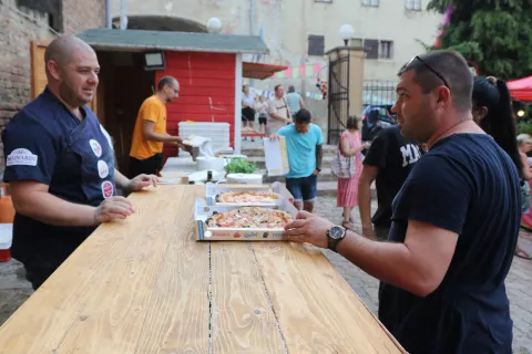 Osijek, 27. 08. 2024, Tvrđa, dvori&scaron;te Kazamata, Ekonomska &scaron;kola, Stara pekara, Dom tehnike, Trg Vatroslava Lisinksog, Zemlja bez granica, radionice, sportsak parlaonica...Svjetski prvak u sparavljanju sezonske pizze iz Osijeka Alan Radanović.snimio GOJKO MITIĆ