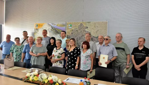 slavonija...Vinkovci...28.08.2024.mala župamijska vijecnica; uručeni ugovori za 19 umirovljeničkih udruga Vukovarsko-srijemske županije po natječaju za financiranje/sufinanciranje projekata i programa koje provode umirovljeničke udruge s područja vsž; nazocio Marinko Lukenda državni tajnik ministarstva radamirovinskog sustava, obitelji i socijalne politike, a ugovore urucio župan Franjo Ore&scaron;ković; foto Gordan Panić