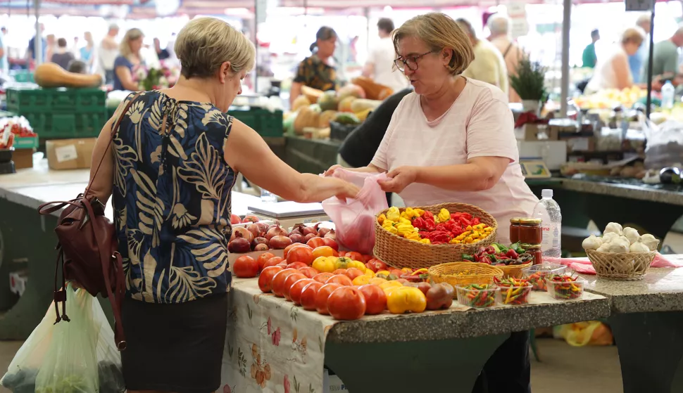 Osijek, 14. 08. 2024., Tržnica, foto&scaron;etnja, ponuda, vrućinaSNIMIO BRUNO JOBST