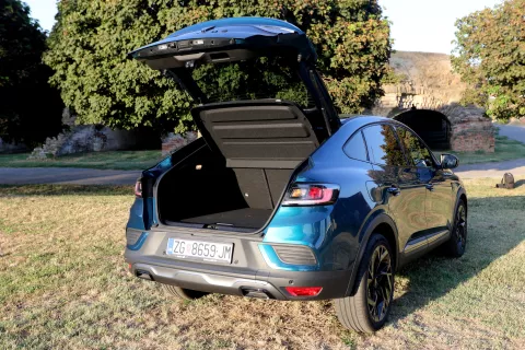 Osijek, 23. 08. 2024, Lijeva obala, katakombe. Renault Megan Conquest, test, Auto Glas.snimio GOJKO MITIĆ