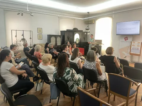 "Bijeli sjaj u mraku: priče o porculanskim i keramičkim predmetima iz osječkih židovskih obitelji" &ndash; predavanje kustosice Gabrijele Odoba&scaron;ić