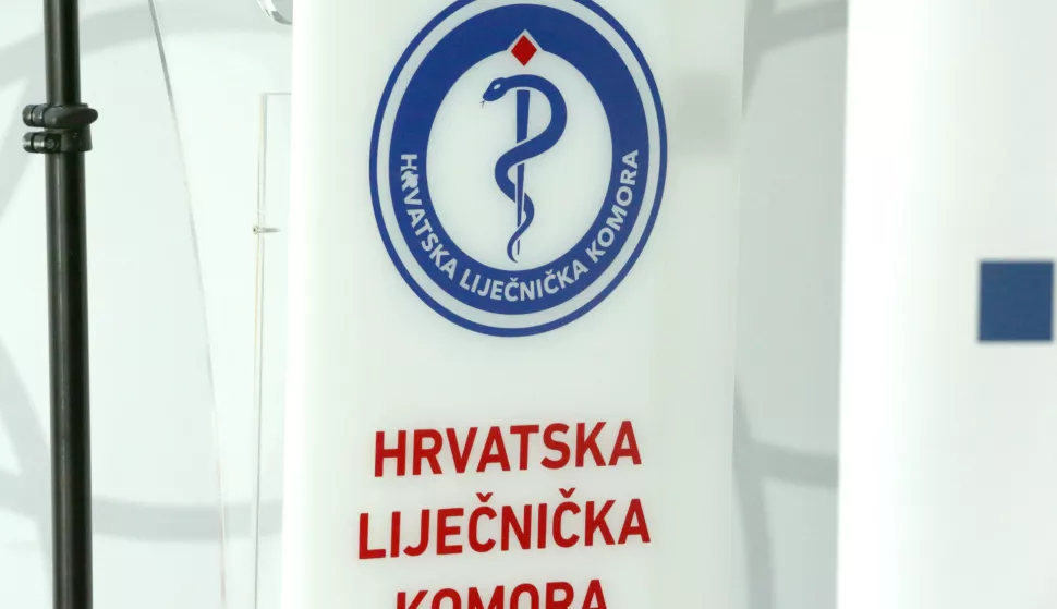 Zagreb, 18.07.2022. - Odrana je konferencija za novinare Hrvatskog liječničkog sindikata i Hrvatske liječničke komore na temu koeficijenata za plaće, ravnopravnog statusa liječnika i posljedica za budućnost hrvatskog javnog zdravstvenog sustava. Govorili su predsjednica HLS-a Renata Čulinović-Čaić i predsjednik HLK-a Kreimir Luetić, Vesna Potočki Rukavina, Boris Ujević i Mirela Marković. Na fotografiji vizual Hrvatska liječnička komora. foto HINA /Zvonimir KUHTIĆ/ kuzo