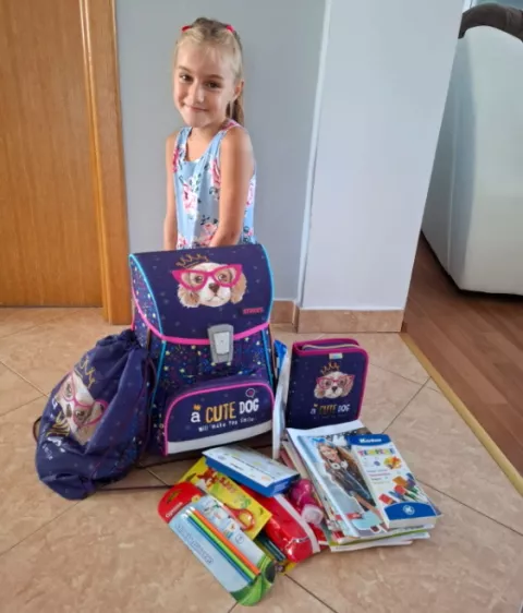 Lea je oduševljena što je njena nova školska oprema ukrašena slatkim psićima