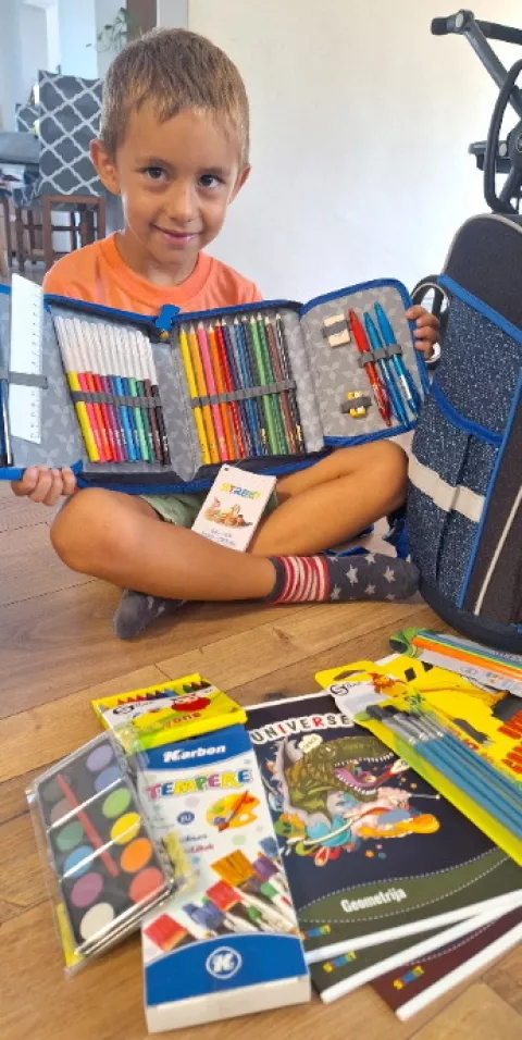 Domagoj je bio presretan s poklonima Studenca, a posebno ga je razveselila pernica puna bojica i flomastera