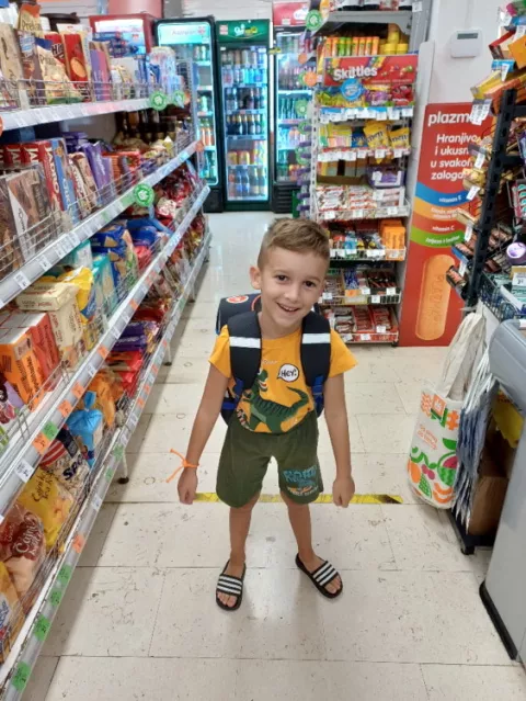 Andrija nije mogao dočekati da mu mama poklone donese kući, već ju je posjetio u trgovini Studenca kako bi čim prije isprobao svoj novu školsku torbu