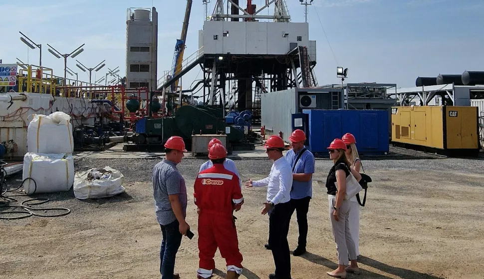 Na eksploatacijskom polju "Slatina 2" kod Čađavice, 15 kilometara udaljenom od grada Slatine, Ennina tvrtka Geo Power Zagocha započela je radove na izradi razradne bu&scaron;otine Podravska Slatina GT-6 (PSGT-6).prilog VPŽ, RUJAN 2024.