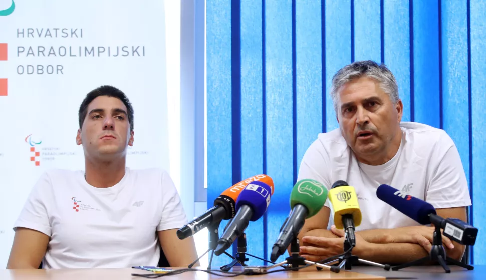 Zagreb, 20.08.2018 - Tiskovna konferencija Hrvatskog paraolimpijskog odbora u povodu dolaska reprezentacije s Europskog paraplivačkog prvenstva odranog u irskom Dublinu. Na slici osvajač zlatne medalje u utrci na 100 metara leđnim stilom Dino Sinovčić i izbornik Hrvatske paraplivačke reprezentacije Slobodan Glavčić.foto HINA/ Damir SENČAR /ds