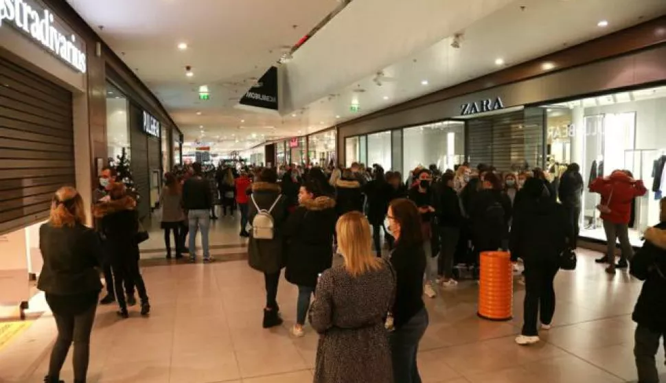 Osijek.27.11.2020. Kolona ljudi u trgovinama u TC Portanova zbog snizenja crnog petka Na fotografijiRed ispred ZareFoto:Marko Mrkonjic