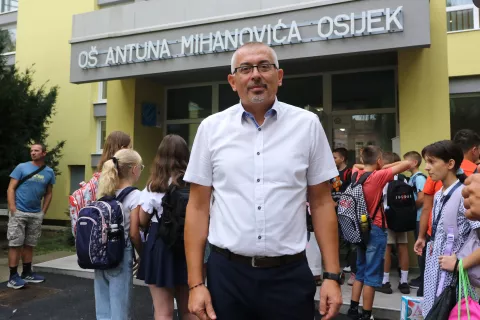 Osijek, 09. 09. 2024, Osnovna &scaron;kola Antuna Mihanovića, Gundulićeva. Prvi dan &scaron;kole, doček i priredba za prva&scaron;ćiće, Gradonačelnik Ivan Radić, nastavni paketi za sve učenike osnovnih &scaron;kola.. Ravnatelj &scaron;kole, Josip Mandurić.snimio GOJKO MITIĆ